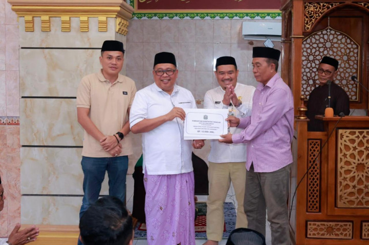 Safari Jumat di Sanrobone, Bupati Takalar Serahkan Bantuan Masjid dan Timbunan untuk Pekuburan Warga