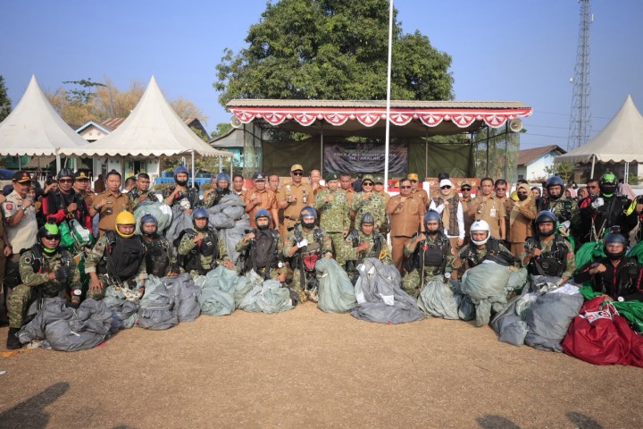 Dukung Sinergi TNI-Pemda, Bupati Daeng Manye Saksikan Latihan Terjun Free Fall Kostrad di Polut